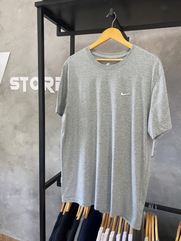 Camiseta Nike Sportswear Basic