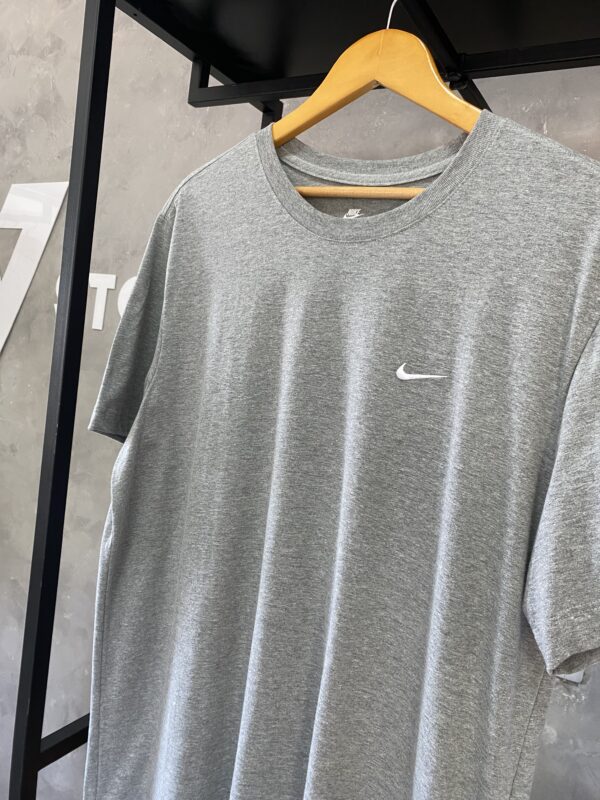 Camiseta Nike Sportswear Basic - Image 2