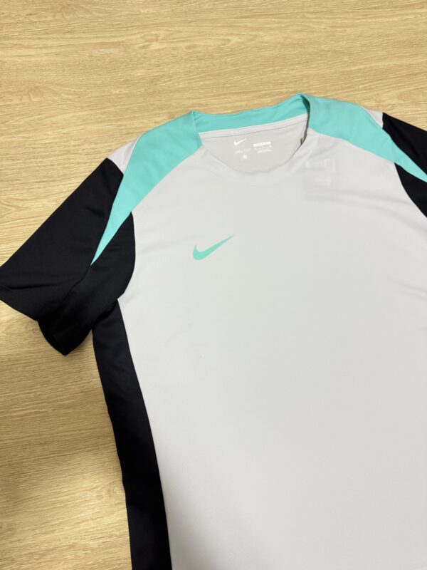 Camiseta Nike Dri-FIT Strike - Image 7