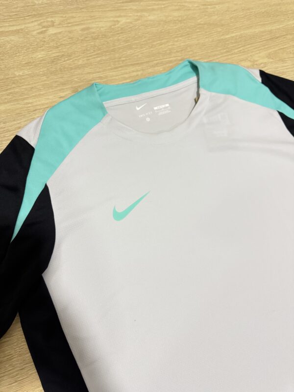 Camiseta Nike Dri-FIT Strike - Image 5